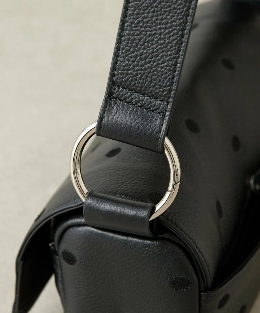 BEARDSLEY 《本革》ドットボディバッグ（ブラック）