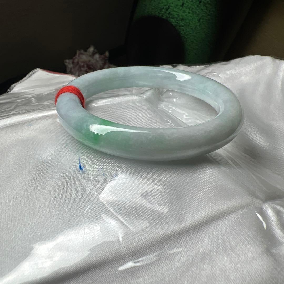 翡翠 バングル 陽緑花柄丸型バングル　〜56.5