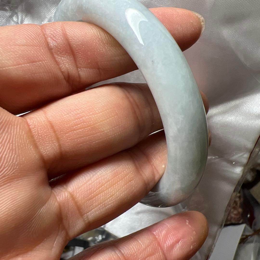 翡翠 バングル 陽緑花柄丸型バングル　〜56.5