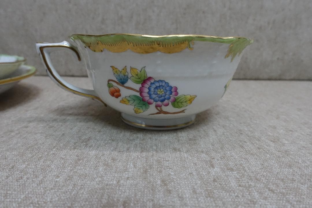 訳あり！ヘレンドヴィクトリア ティーカップ、ソーサー２枚