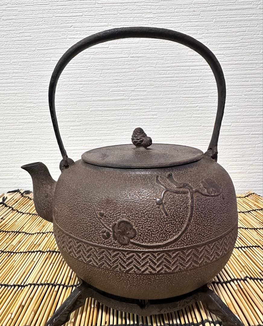 未使用品 山形鋳物師 横倉嘉山作 平鉉梅文様　南部鉄瓶　南部鉄器　調理器具　鉄瓶