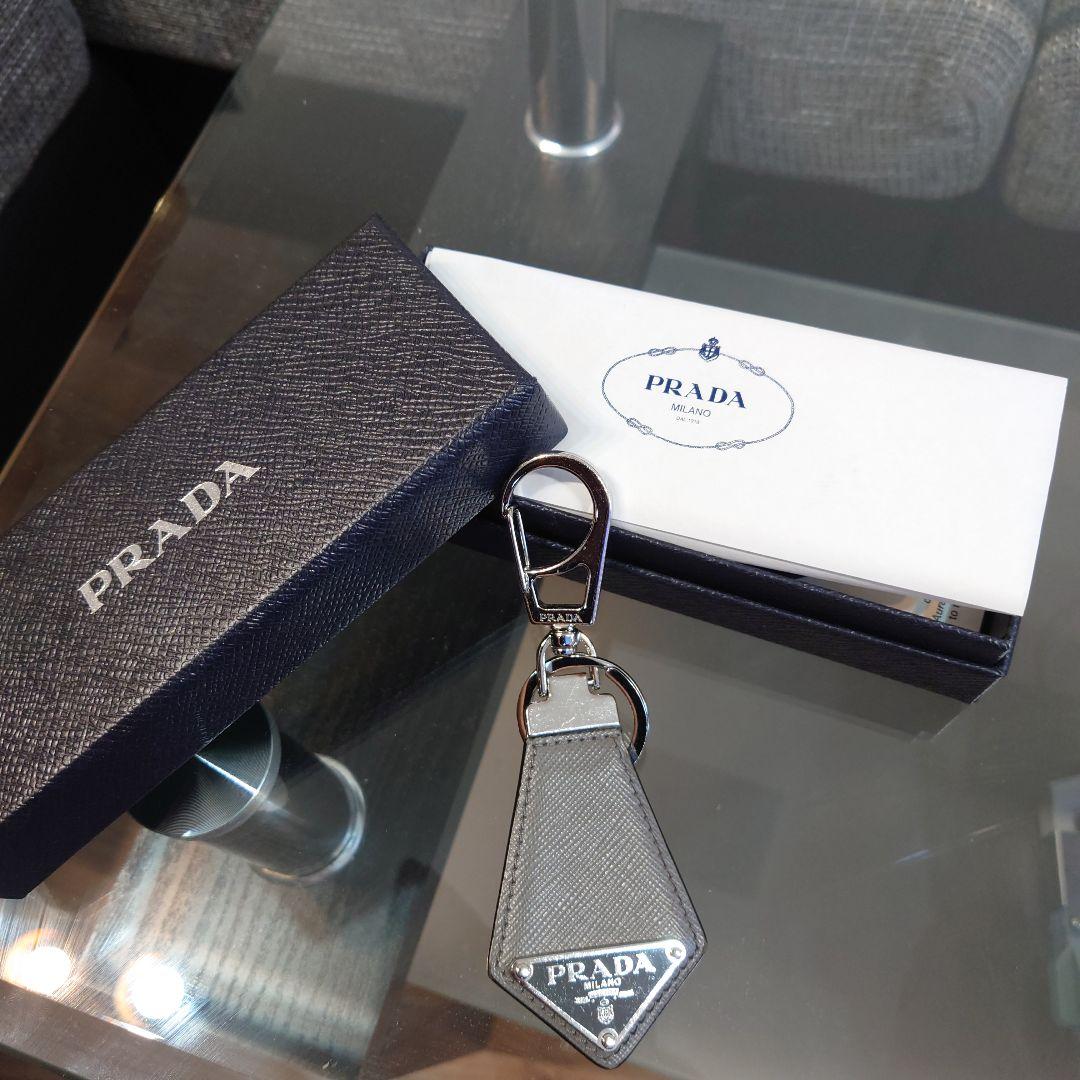 PRADA キーリング 三角ロゴ サフィアーノ