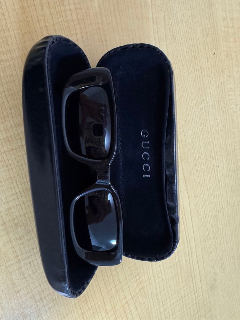 GUCCI ブラックサングラス ケース付き