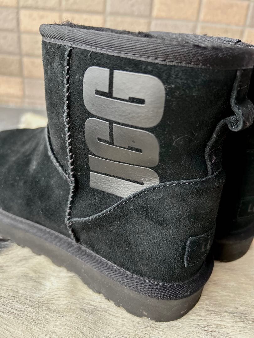 専用　美品 UGG クラシックミニ ラバーロゴ 25 アグ ブーツ ブラック 黒