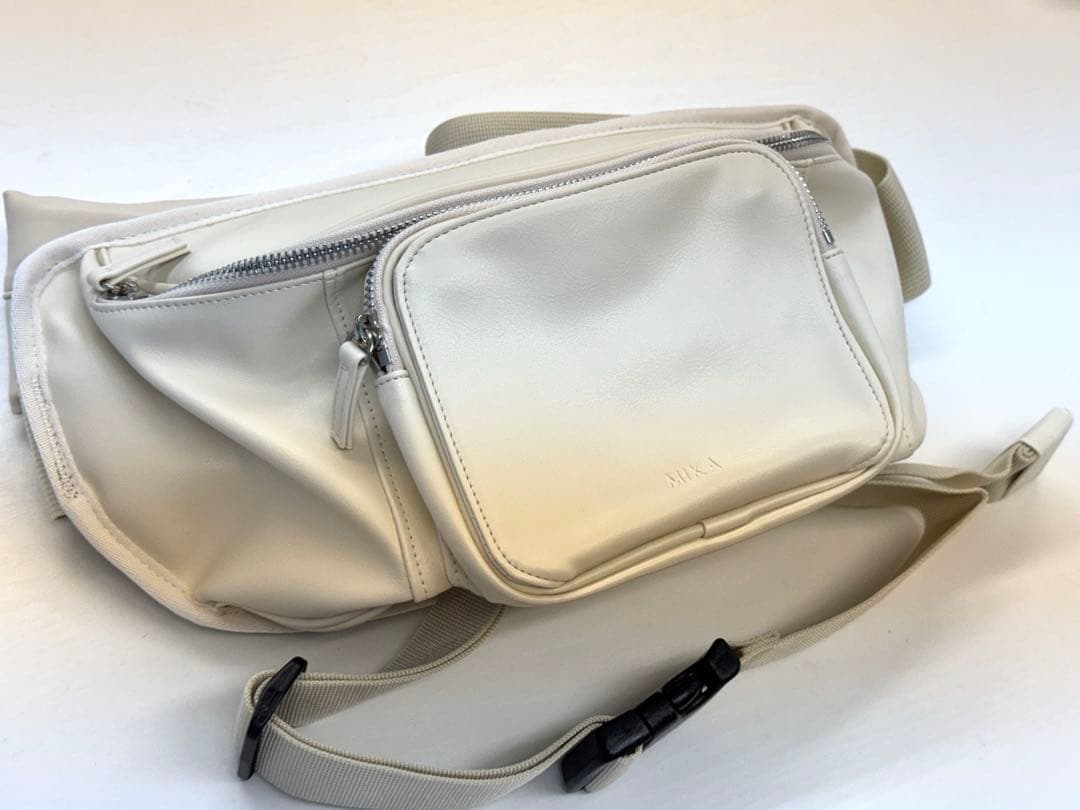 ヒップシート　ショルダーバッグ型　アイボリー　新品　セカンド抱っこ紐