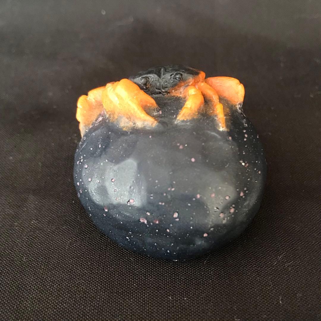 「岩に凝っとする沢蟹」　置物　ペーパーウェイト　パートドヴェール