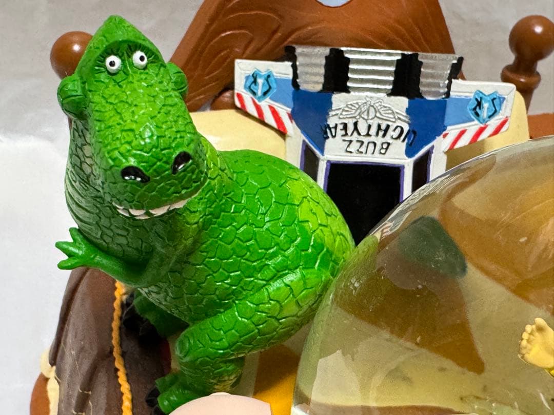 トイストーリー ベッド型 オルゴール付きスノーグローブ