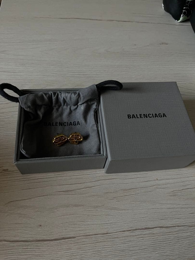 BALENCIAGA BBロゴ シルバートーン スタッド ピアス ゴールド両耳