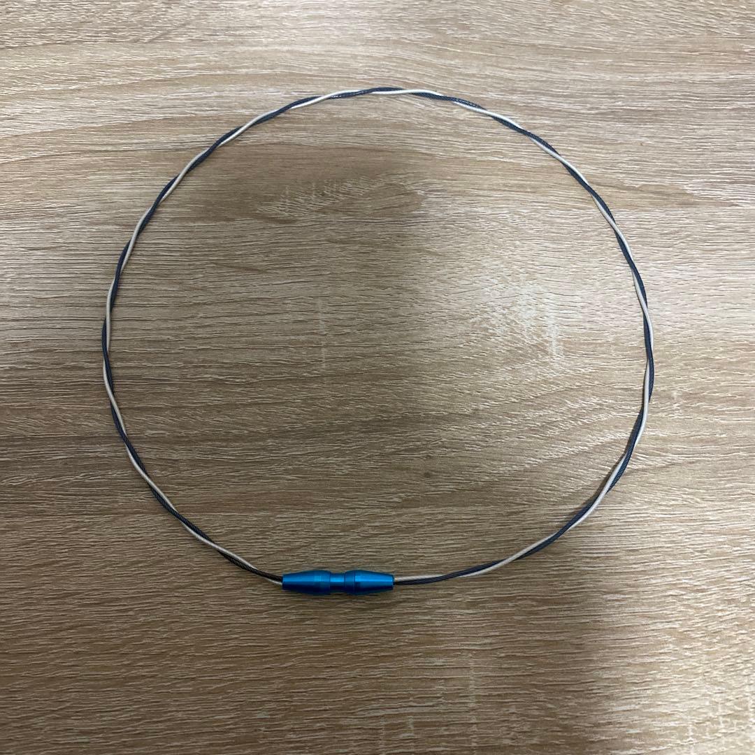 調整可能な青いワイヤーネックレス