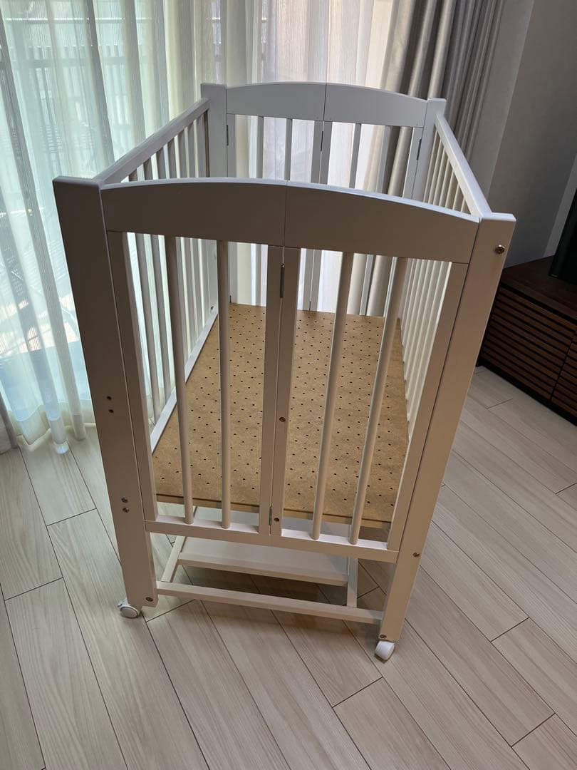 日本製のワンタッチ折りたたみハイタイプミニベビーベッド（キャスター付き）