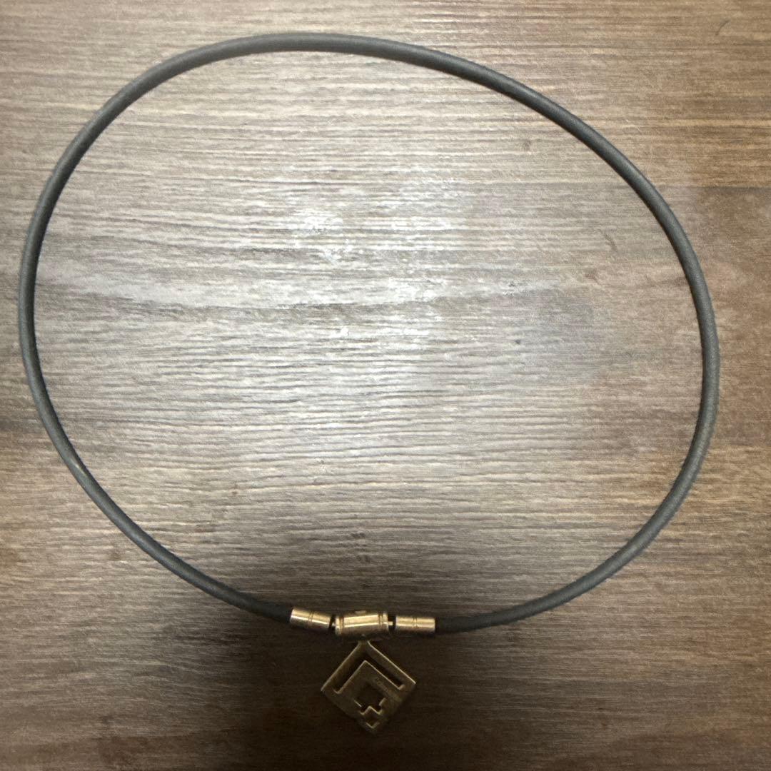 カジュアルネックレス 赤い装飾付き