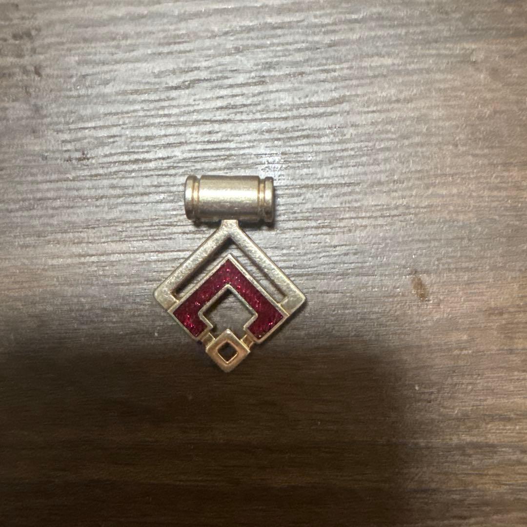 カジュアルネックレス 赤い装飾付き