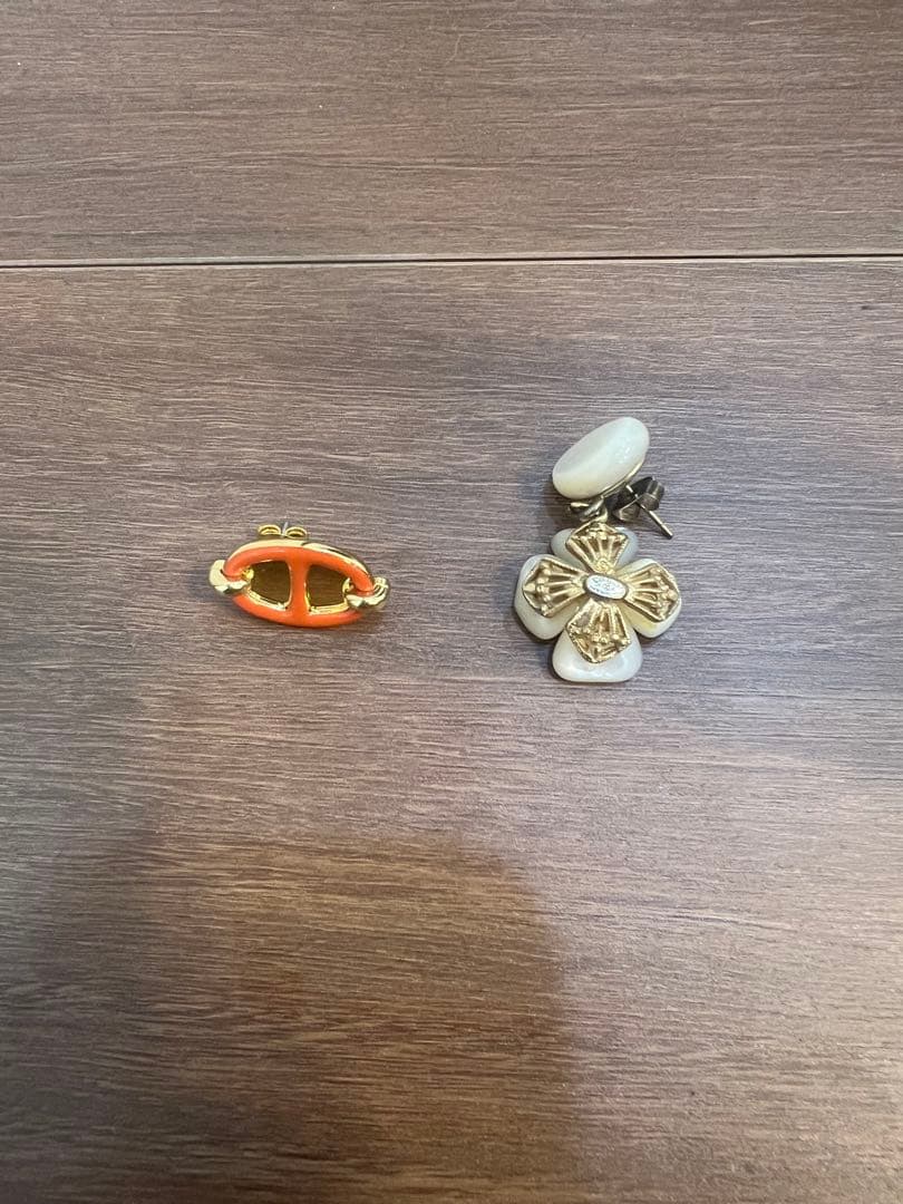 エルメス シェーヌダンクル シャネル カメリア ピアスセット 各片耳のみ