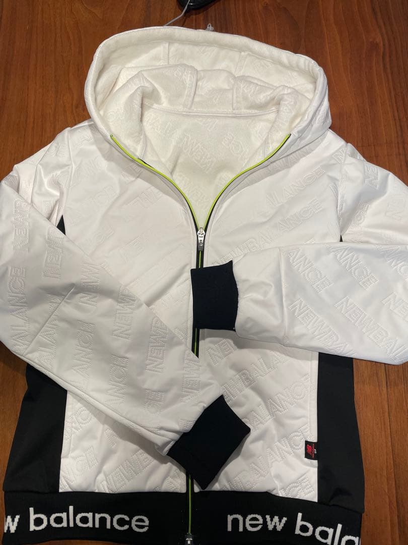 New Balance フード付きジャケット ホワイト/ブラック