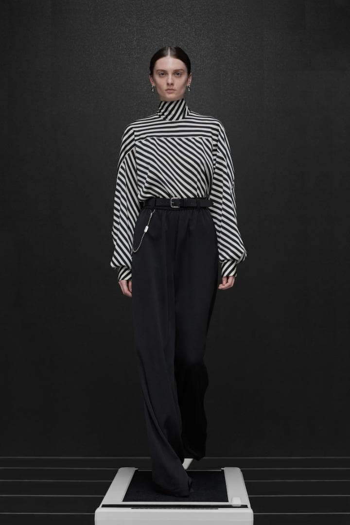 【超美品！】2024HYKEハイク 2024AW 人気ブラウス　1回着用のみ