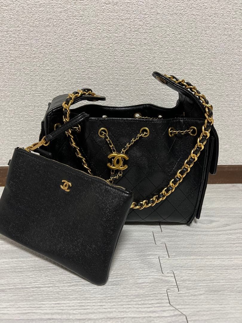 ブラックのキルティングレザー製、ゴールドチェーンのショルダーバッグ。