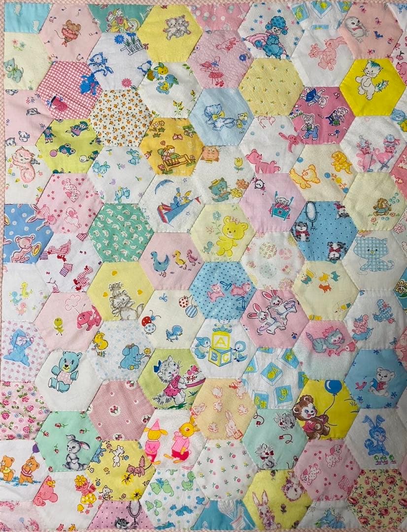 パッチワークキルト　可愛い動物たちのビンテージのキルト