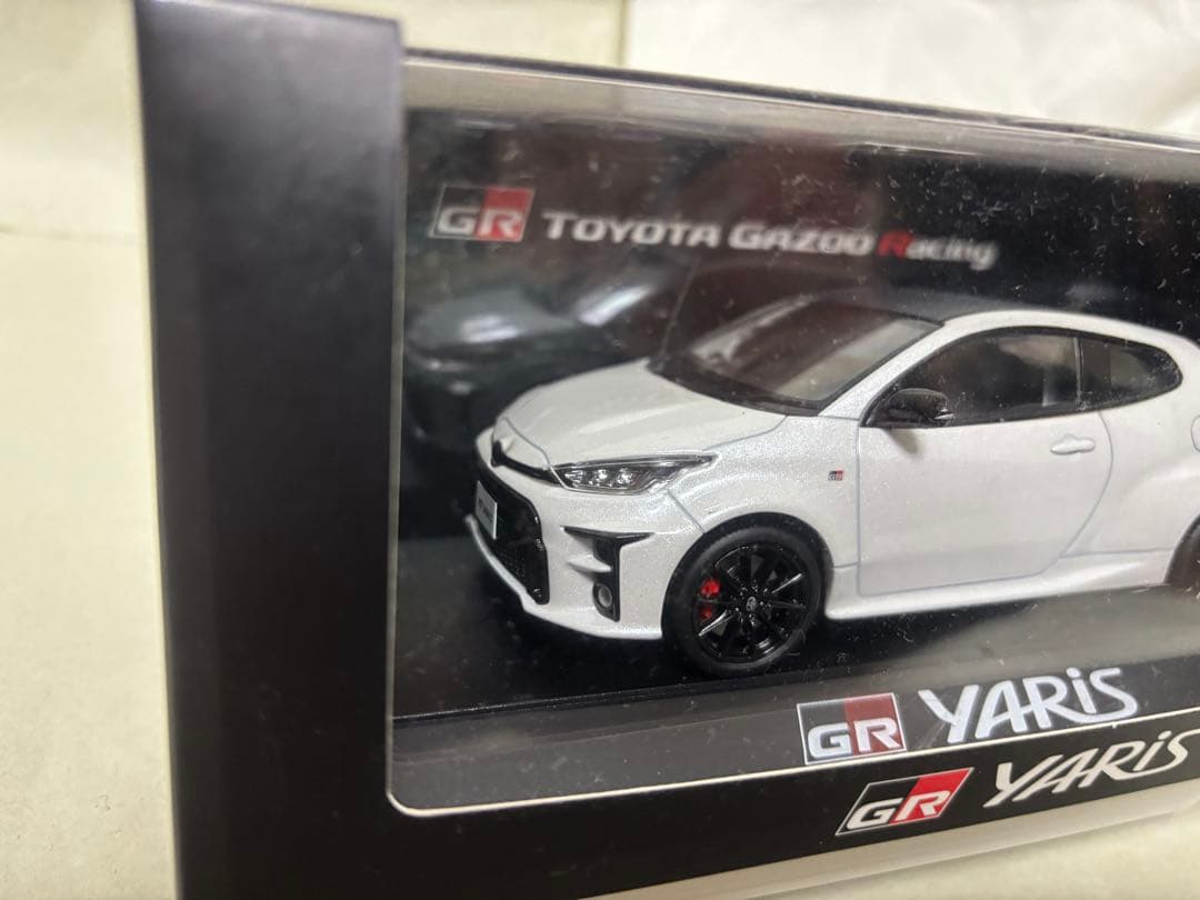 GRヤリス前期　ミニカー　プラチナホワイトパールマイカ　ケース付き