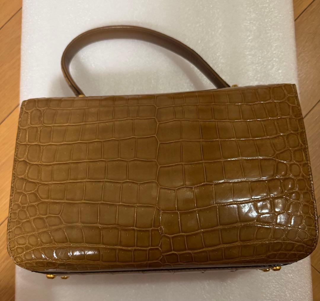 クロコダイル型押しデザインのハンドバッグ