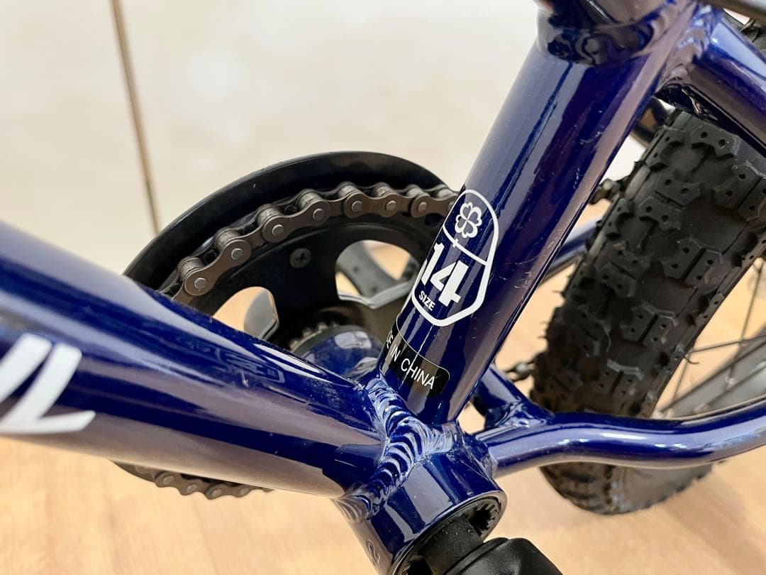 室内保管　送料込み　ヨツバサイクル　14インチ キッズバイク ネイビー