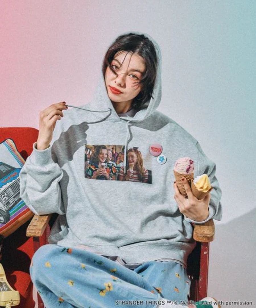 完売品【STRANGER THINGS】缶バッチ付きパーカーLショッパー付き