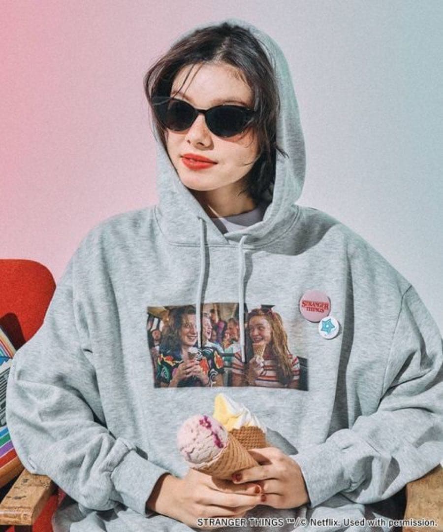 完売品【STRANGER THINGS】缶バッチ付きパーカーLショッパー付き