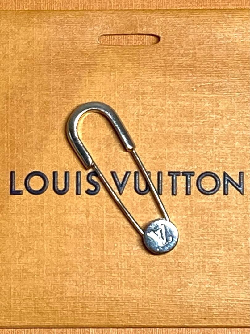 ルイヴィトン　ピンブローチ　ピンバッチ　安全ピン　シルバー系