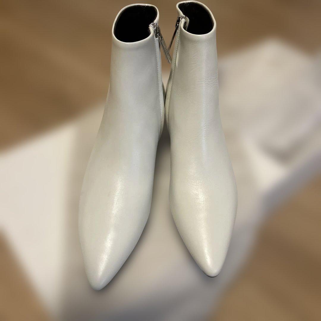 再値下げTHE ROW ホワイト ポインテッドトゥ Coco37