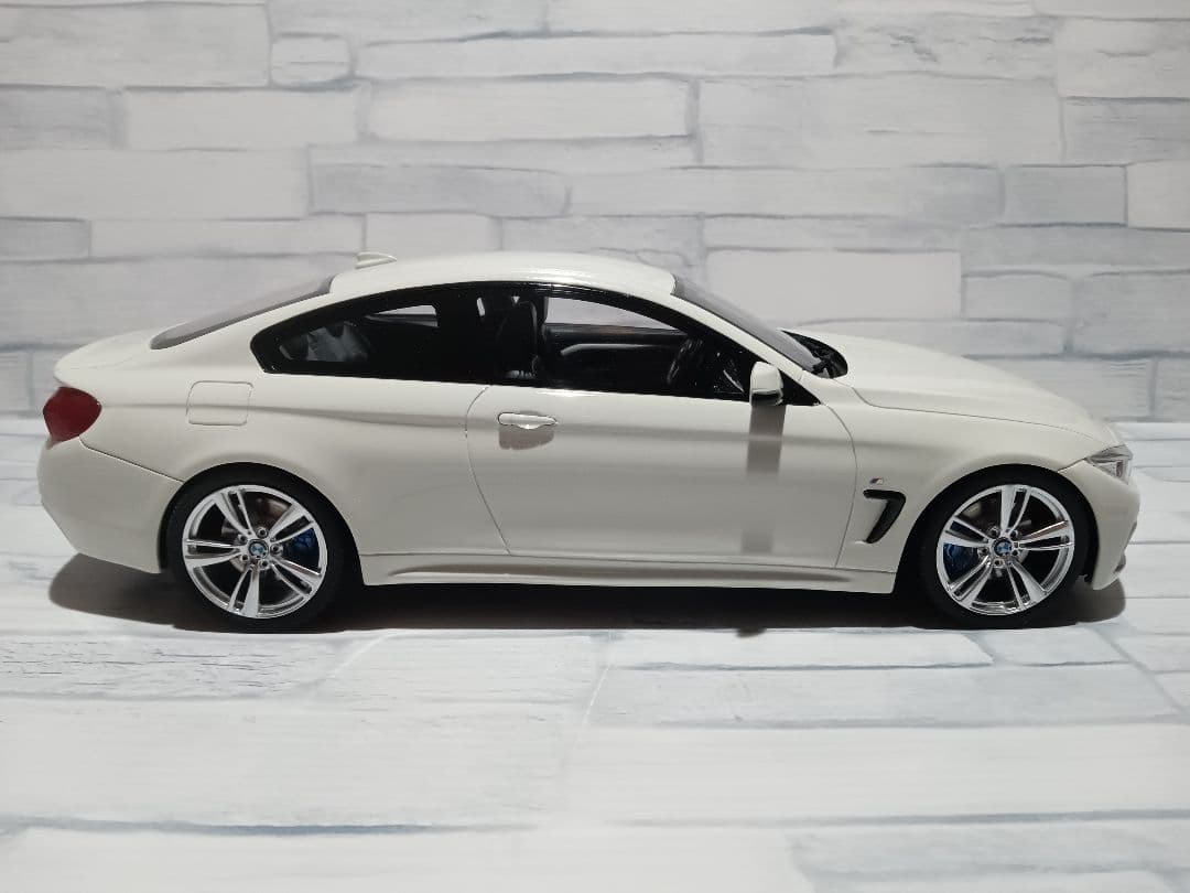 1/18  M435i ホワイト　ミニカー　4シリーズ