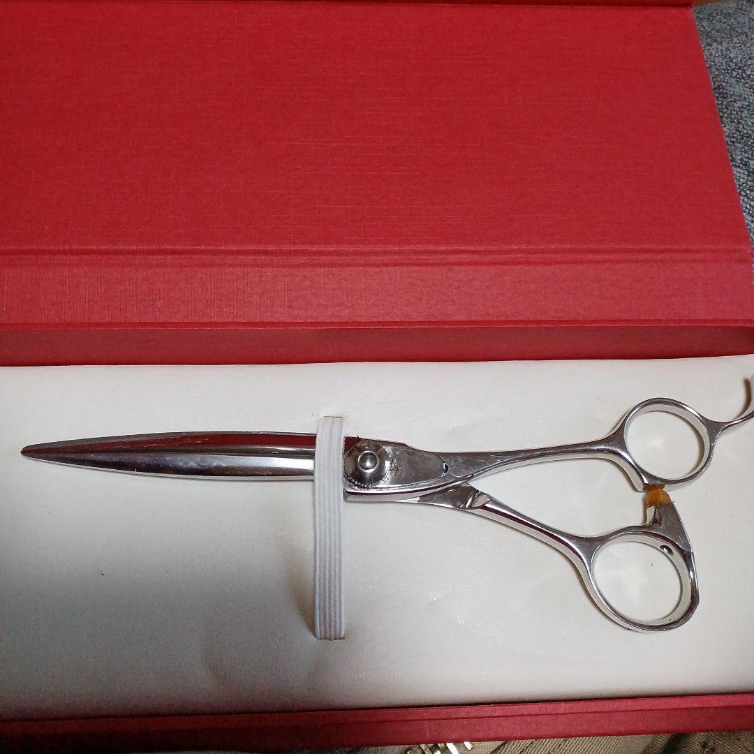 ステンレス製散髪用シザー 赤いボックス付き