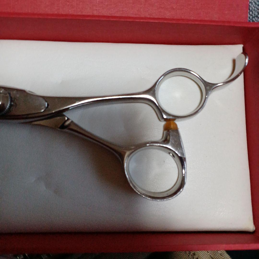 ステンレス製散髪用シザー 赤いボックス付き