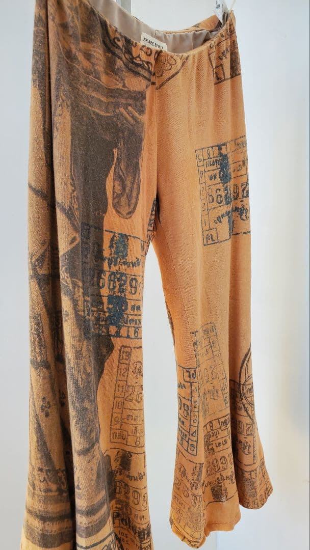 share spirit 印刷デザイン ベージュショート丈 フレアパンツ