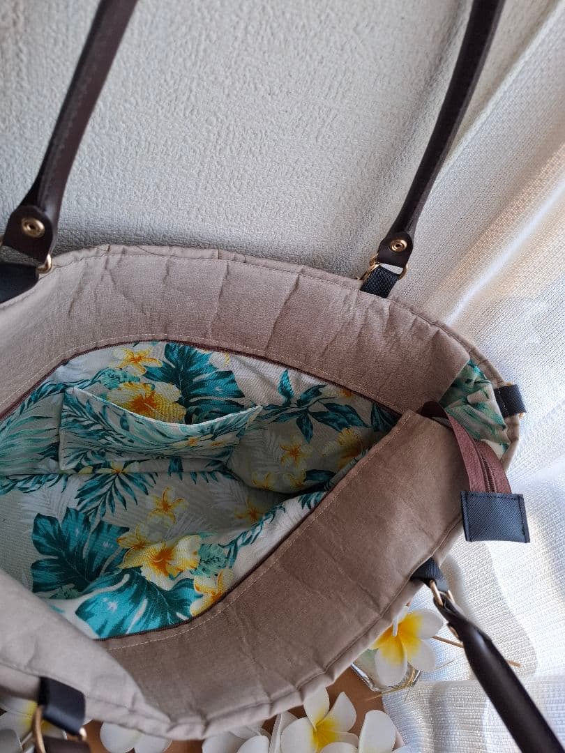 最終お値下げ！ハワイアンキルトバッグ　2WAY ファスナーバッグ革タグチャーム付