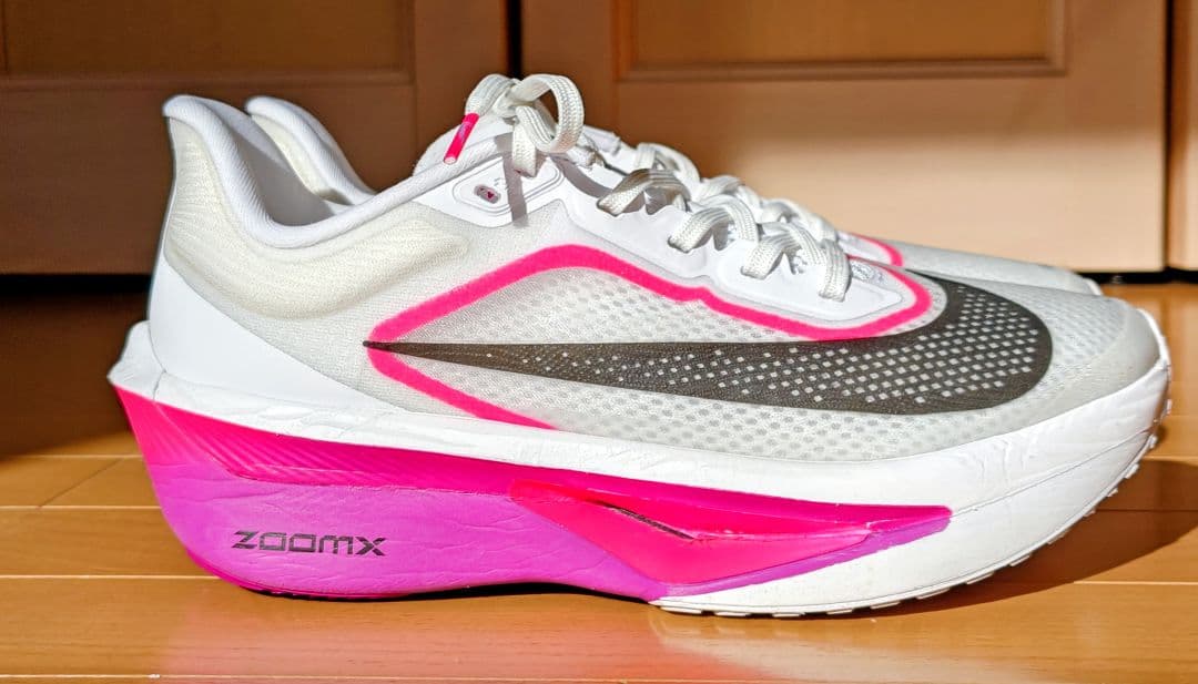 Nike ZoomX ホワイト/ピンク/ブラック スニーカー