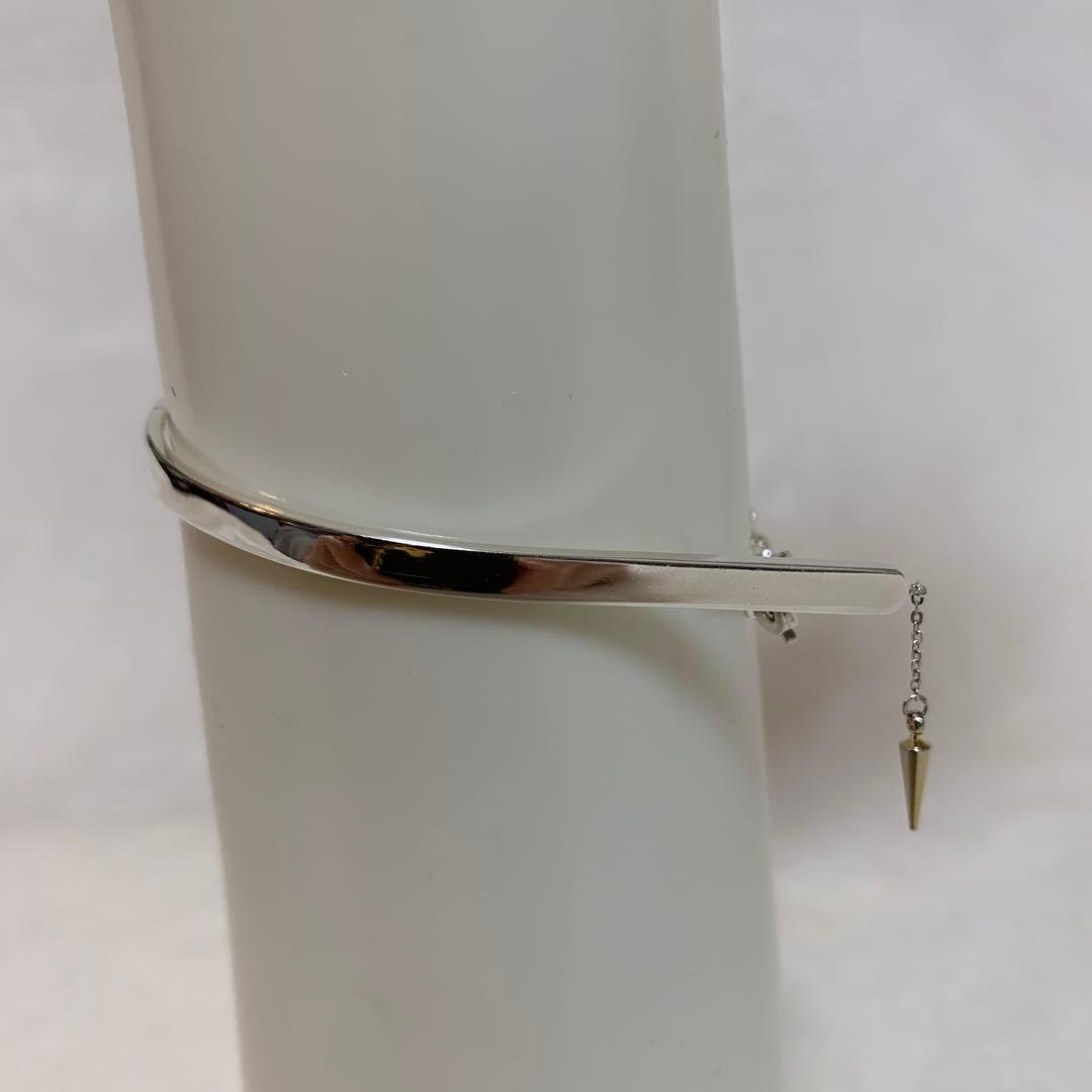 e.m. シルバー ハーフ バングル ゴールド チャーム付き