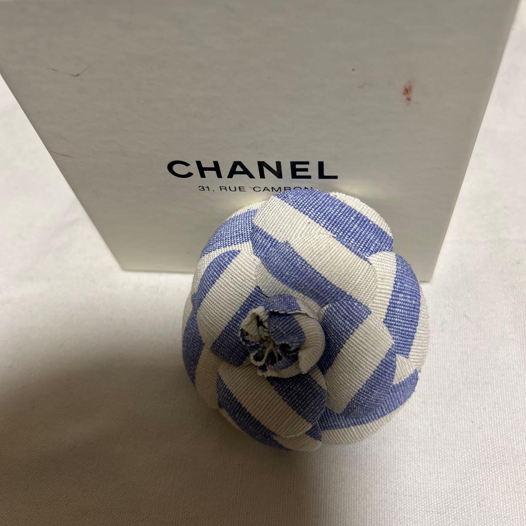 新品　未使用　CHANEL 花形ブローチ 青と白のストライプ