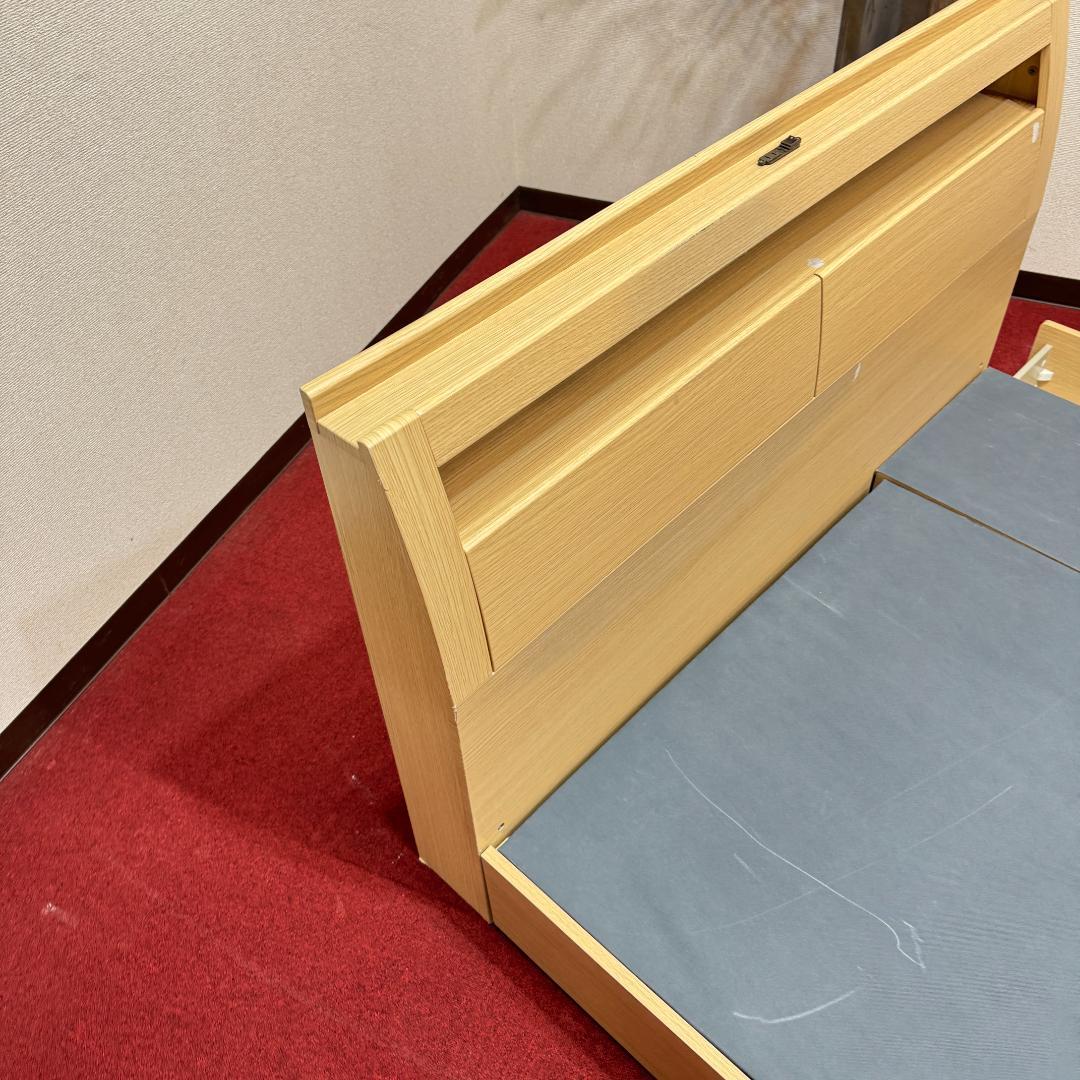 ダブルベッド　引き出し有り　コンセント付き　枕元に収納有