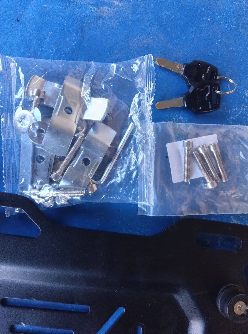 バイク用リアボックス55Lと取り付けプレート