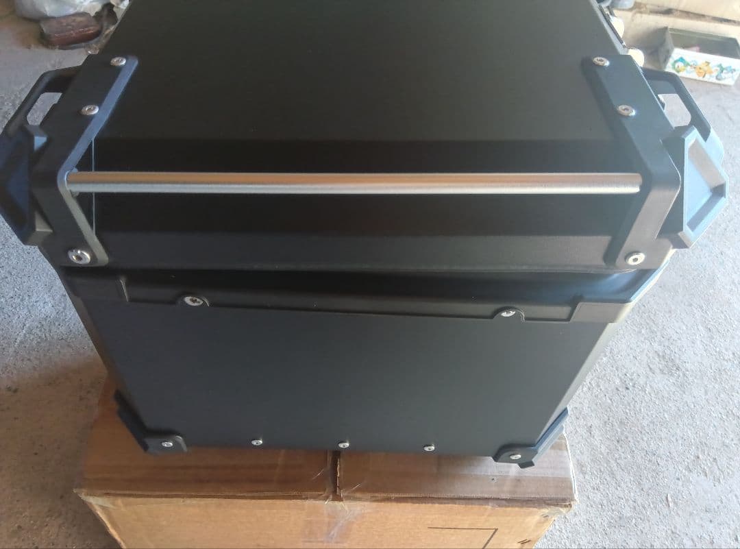 バイク用リアボックス55Lと取り付けプレート