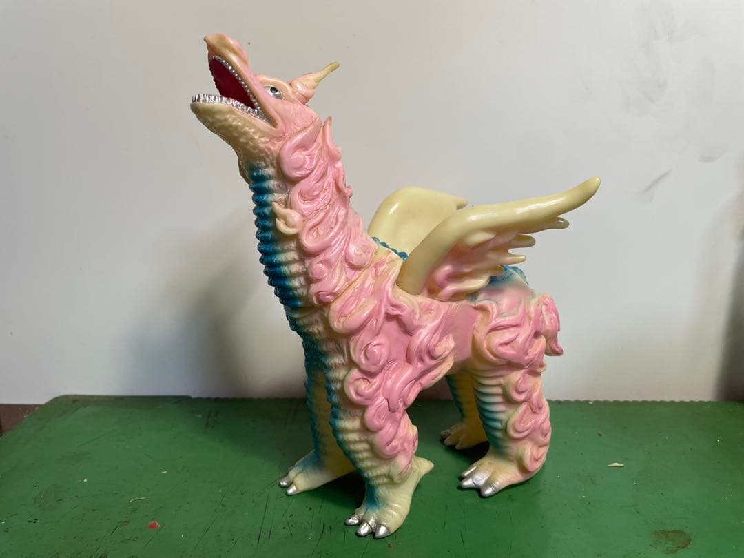 ウルトラマン 怪獣ソフビ　蓄光ドドンゴ　バンダイ