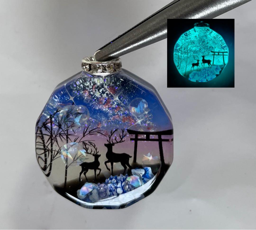 すず☆らん/森のお城と親子鹿　蓄光　オルゴナイトキーホルダー