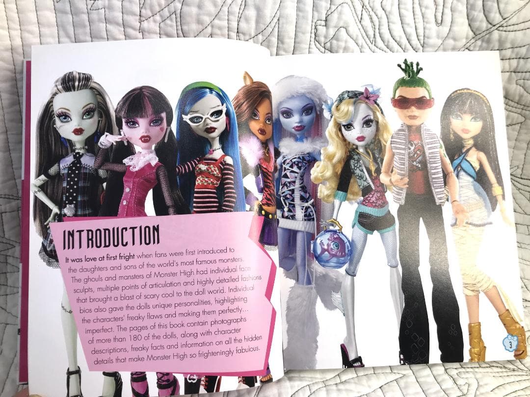 洋書「モンスター・ハイ キャラクター図鑑」Monster High