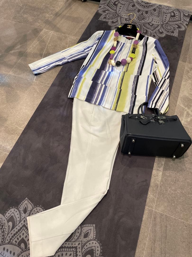 極美品　YUKI TRII 水彩画風トップス　ストレッチ素材　オールシーズン40