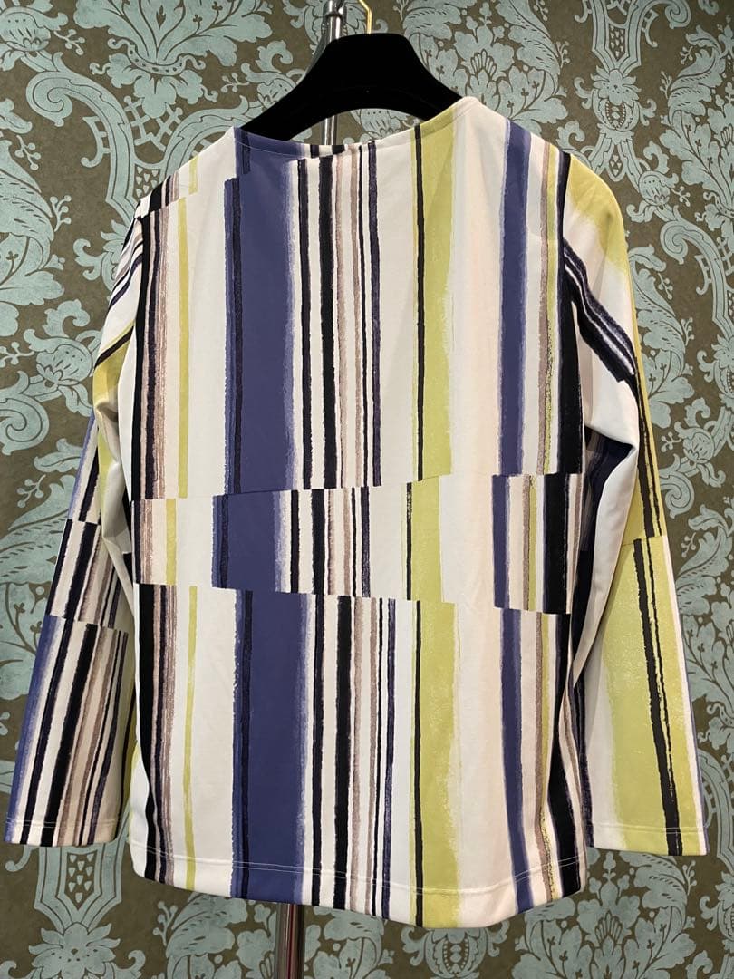 極美品　YUKI TRII 水彩画風トップス　ストレッチ素材　オールシーズン40