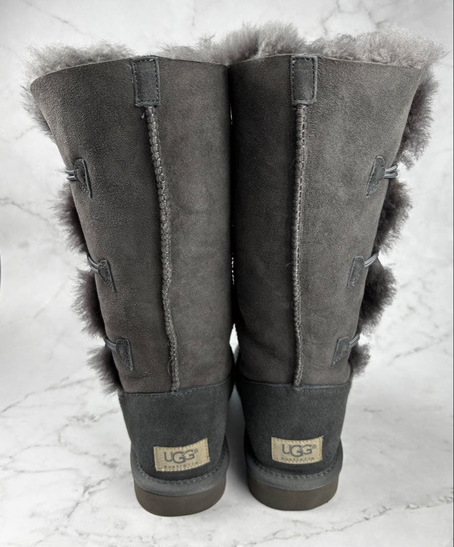 【新品級】UGG ムートン ブーツ 23グレー ベイリー ボタン トリプレット