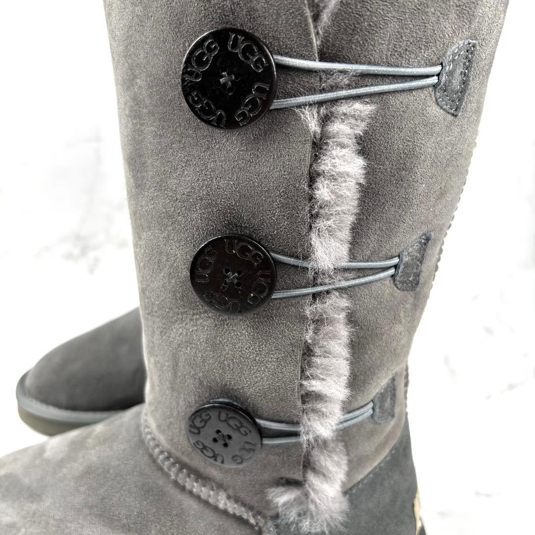 【新品級】UGG ムートン ブーツ 23グレー ベイリー ボタン トリプレット
