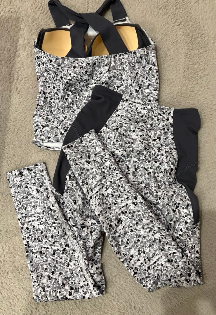 Mee　SUKAKA スポットペイントホルターネックブラ&レギンス