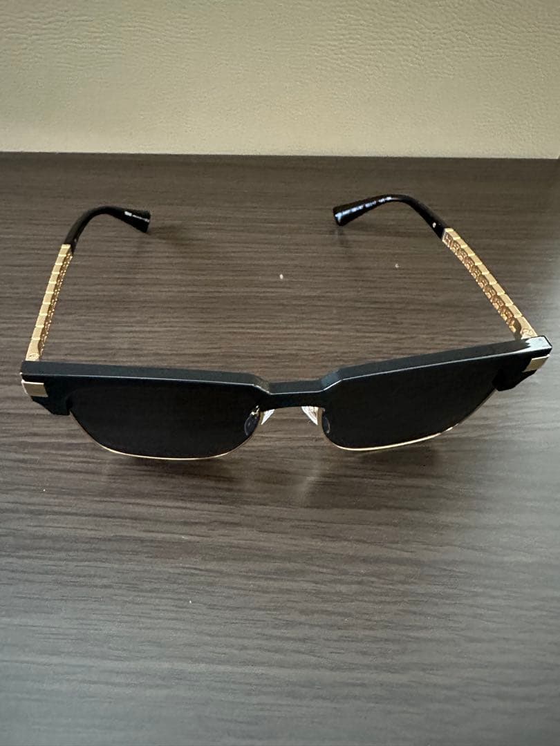 VERSACE サングラス　ブラック×ゴールド