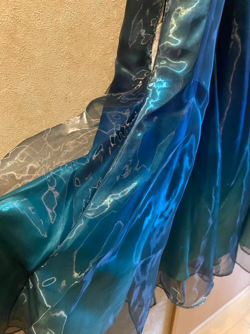 hazama 見えないものを見ようとして見上げた夜空に駆ける透明彩度のワンピース