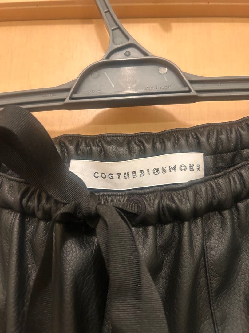 たみコグザビッグスモーク　フェイクレザーパンツ